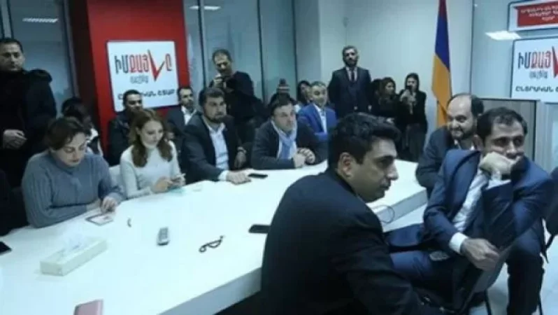 «Իմ քայլը» խորհրդարանում հրատապ նիստ է անում, քաղաքում ոստիկանական ուժեր են կուտակվում