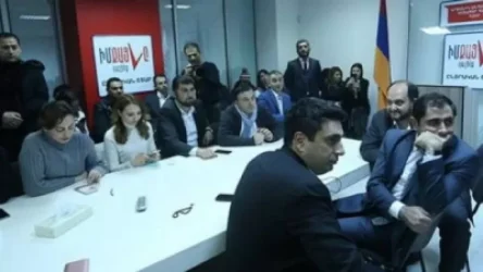 «Իմ քայլը» խորհրդարանում հրատապ նիստ է անում, քաղաքում ոստիկանական ուժեր են կուտակվում