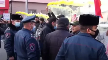 Քաղաքացիները փակել են Զվարթնոց օդանավակայան տանող ճանապարհը. նրանք պահանջում են վարչապետի հրաժարականը