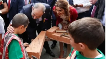 ՏԵՍԱՆՅՈՒԹ․ «Փչացրի՞». Փաշինյանը երեխայի ձեռքից վերցրեց մուրճն ու սկսեց փորագրել քարի վրա