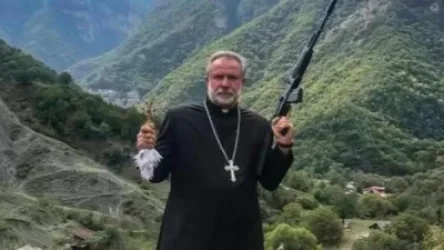 Թուրքիայում քննարկում են Դադիվանքի հոգևորականի՝ զենքով ու խաչով լուսանկարը