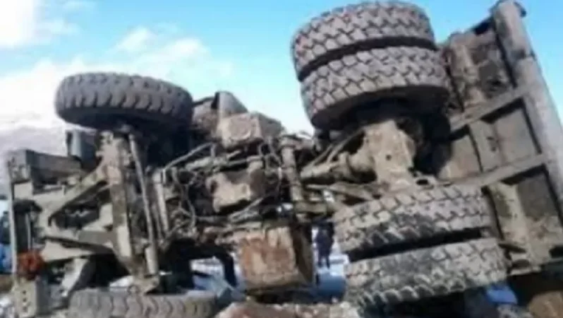 DAF մակնիշի ավտոմեքենան թեքվել է. կոնտեյները՝ ներսում 3 մեքենա, գլորվել է ձորը