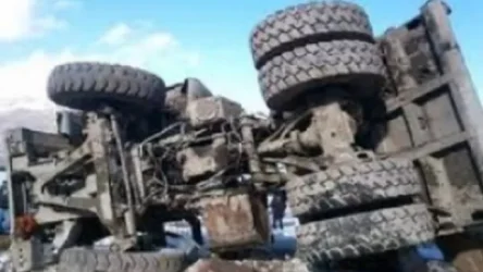 DAF մակնիշի ավտոմեքենան թեքվել է. կոնտեյները՝ ներսում 3 մեքենա, գլորվել է ձորը