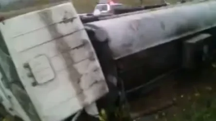 ՏԵՍԱՆՅՈՒԹ. Երևան-Մեղրի ավտոճանապարհին դիզվառելիքով բեռնված «ԿամԱԶ»-ը կողաշրջվել է