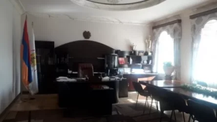 Շենգավիթի նախկին թաղապետը աշխատավայրում լոգասենյակ է ունեցել, գունավոր լույսեր ու երգող ջահեր