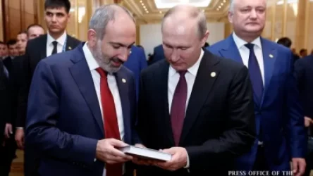 ՏԵՍԱՆՅՈՒԹ. Փաշինյանը Պուտինին Արցախի մասին գիրք է նվիրել