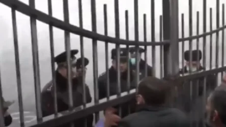 Անհետ կորած զինվորների հարազատներից 10 հոգու ընդունել են ՊՆ-ում, մյուսները սպասում են դրսում