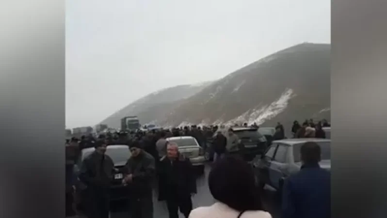 Գերի ընկած շիրակցիների հարազատները բացել են Գյումրի-Երևան ճանապարհը.ի՞նչ են խոստացել նրանց