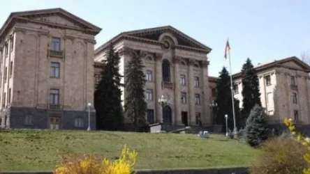 ԱԺ աշխատակազմի աշխատակիցներն ստացել են «13-րդ աշխատավարձ», պատգամավորներն այն չեն ստանա. պարզաբանում