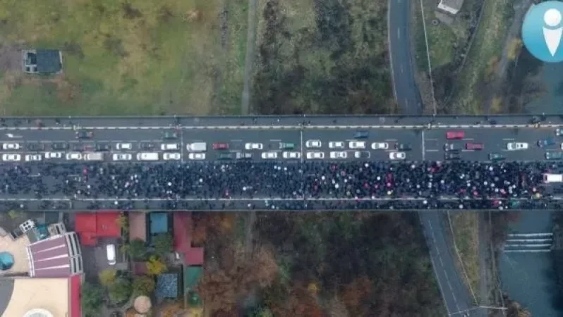 ժամը 17:40-ին ընդդիմության երթին մասնակցել է 1700 մարդ