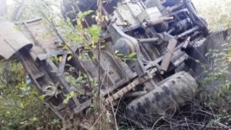 «ԳԱԶ 66»-ը սար բարձրանալիս գլորվել է ու հայտնվել տան բակում. Վարորդի վիճակը ծանր է