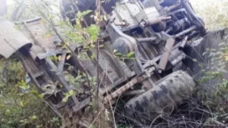 «ԳԱԶ 66»-ը սար բարձրանալիս գլորվել է ու հայտնվել տան բակում. Վարորդի վիճակը ծանր է