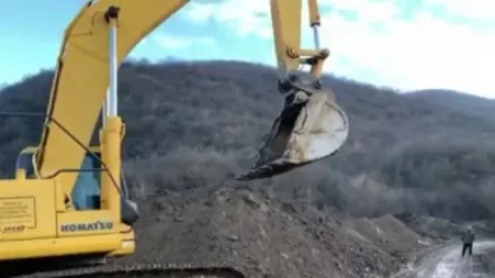 ՏԵՍԱՆՅՈՒԹ. Կապանից մի քանի կմ հեռավորության վրա էքսկավատորը «գծում» է Հայաստանի և Ադրբեջանի միջև սահմանը. Sputnik