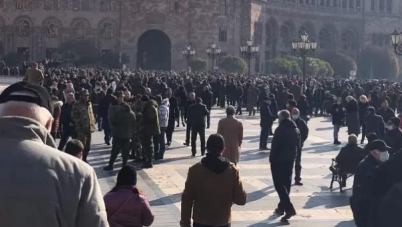 Առաջին միջադեպը հրապարակում. ոստիկանությունը Անդրանիկ Քոչարյանի հրահանգով հեռացրեց քաղաքացուն