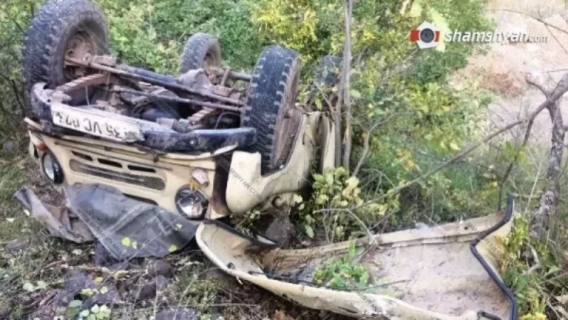 Գորիս-Տաթև ավտոճանապարհին ՈւԱԶ-ը դուրս է եկել ճանապարհի երթևեկելի գոտուց և հայտնվել ձորում (լուսանկարներ)