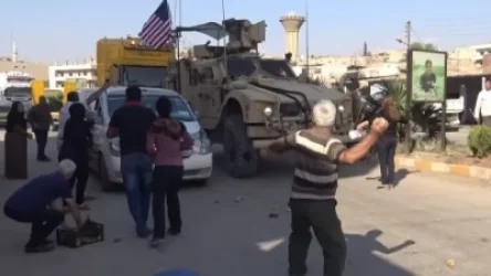 ՏԵՍԱՆՅՈՒԹ. Քրդերն ամերիկյան հեռացող զորքերի վրա լոլիկ ու քարեր են նետել