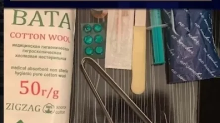 Սպիտակ փոշենման զանգված, բամբակ, մոխարացած հետքերով շերեփ, կպչուն ժապավեններ և 17 սմ երկարությամբ դանակ. հետախուզման հետքերով