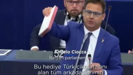 ՏԵՍԱՆՅՈՒԹ․  Իտալացի պատգամավորը ցուցադրաբար գետնին է շպրտել թուրքական շոկոլադի տուփը