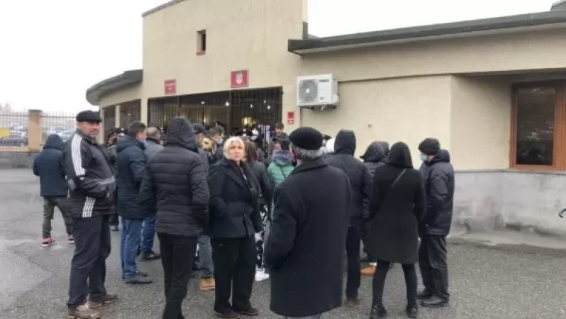 Ժամկետային զինծառայողների ծնողները ՊՆ դիմաց են` նախարարին հանդիպելու պահանջով