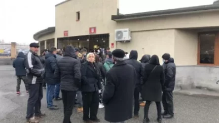 Ժամկետային զինծառայողների ծնողները ՊՆ դիմաց են` նախարարին հանդիպելու պահանջով