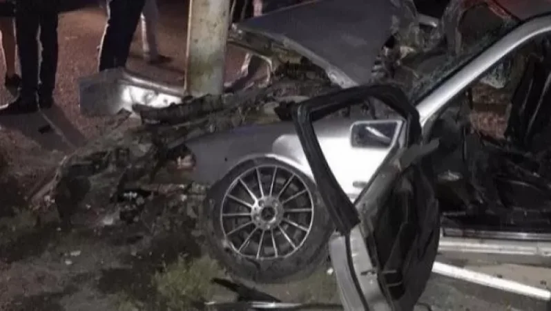 Մեքենան բախվել է էլեկտրական սյանը. 5 ուղևոր է տուժել, որոնցից մեկն արգելափակվել է ավտոմեքենայում