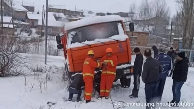 Փրկարարներն արգելափակումից դուրս են բերել ավտոմեքենաները