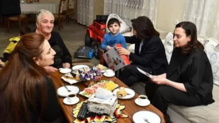 Աննա Հակոբյանը Լենա Նազարյանի հետ այցելել է պատերազմում անմահացած Վազգեն Հովհաննիսյանի ընտանիքին