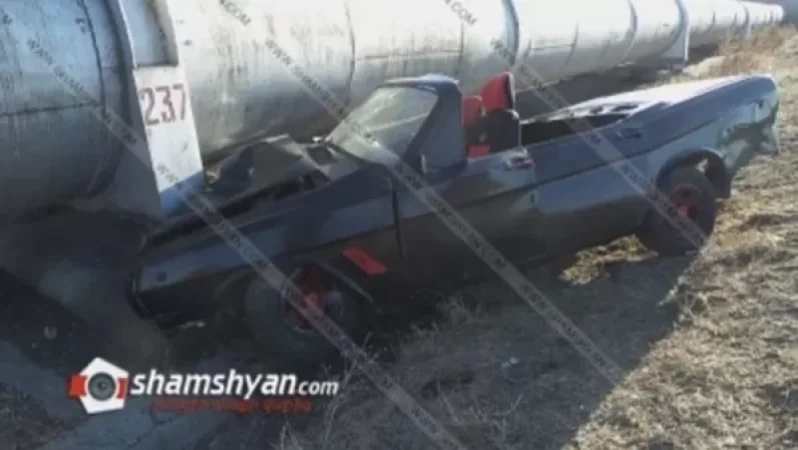 Արարատի մարզում Կաբրիոլետի վերածված Վոլգան բախվել է երկաթե խողովակին. մայր ու որդու տեղափոխել են հիվանդանոց