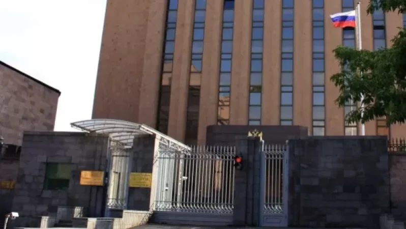 Երևանում` ՌԴ դեսպանատան դիմաց կին է ցանկացել ինքնահրկիզվել