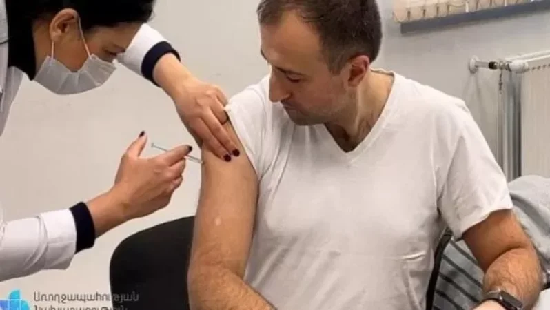 ԱՆ նախարար Արսեն Թորոսյանը պատվաստվել է COVID-19-ի դեմ