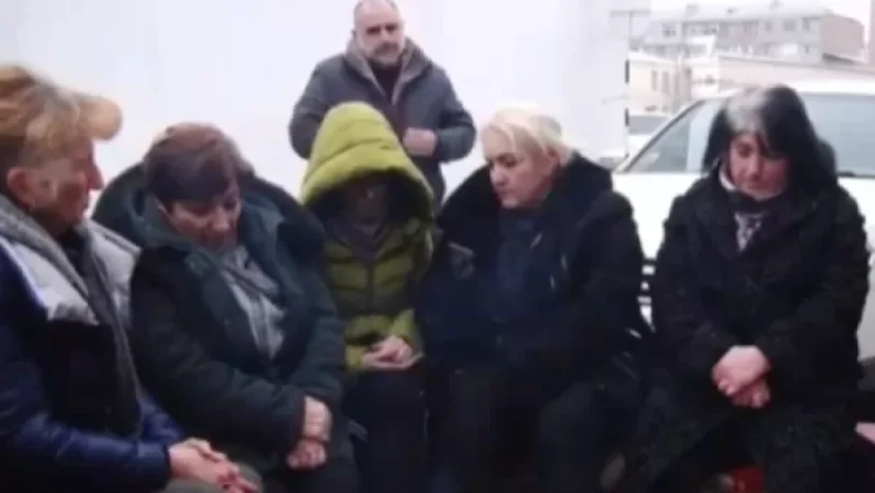 Եթե աթոռակռիվ լիներ հիմա բոլոր պատգամավորներն այստեղ կլինեին. քաղաքացիները շարունակում են իրենց նստացույցը Էջմիածնի զորամասի դիմաց