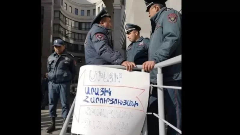 Օրվա նկար․ Ոստիկանը «միանում է» Արայիկ Հարությունյանի հրաժարականի պահանջին