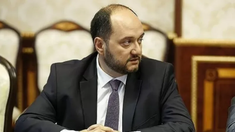 «Հրապարակ». Արայիկի հրաժարականի «ավետիսը» ոչ այնքան հակահեղափոխականների մոտ է աժիոտաժ առաջացրել, որքան «Իմ քայլում»