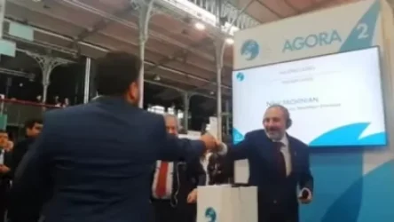 ՏԵՍԱՆՅՈՒԹ. Սա թող լինի Ձեզ նվեր Ադրբեջանից. ադրբեջանցի բլոգերը Փաշինյանին գրիչ նվիրեց