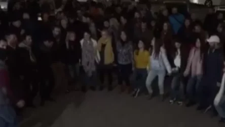 ՈՒՂԻՂ. Արայիկ Հարությունյանի հրաժարականը պահանջող ցուցարարները պարում են նախարարության դիմաց