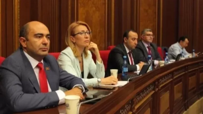 «Հրապարակ». Իշխանությունն ամեն ինչ անում է միայնակ չմնալու, ԼՀԿ-ի քվեն ստանալու համար