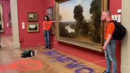 ՏԵՍԱՆՅՈՒԹ․ Մեծ Բրիտանիայի թանգարաններից մեկում ակտիվիստը ձեռքը սոսնձել է և փակցրել հայտնի նկարներից մեկին