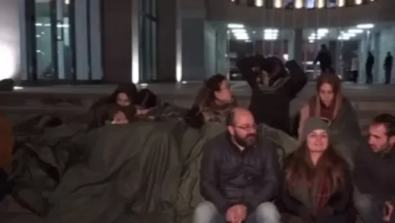 ԿԳՄՍ նախարարի հրաժարականը պահանջող ցուցարարները շարունակում են նստացույցը