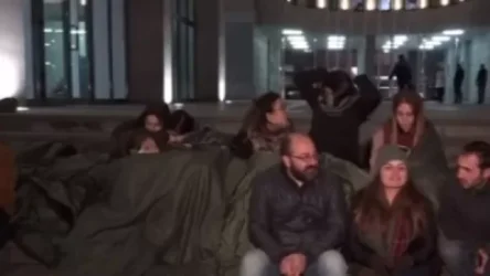 ԿԳՄՍ նախարարի հրաժարականը պահանջող ցուցարարները շարունակում են նստացույցը