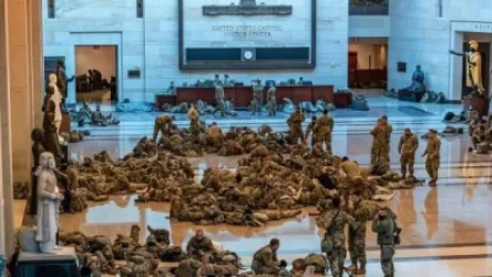 Ազգային գվարդիայի զինյալները  Կապիտոլիումի շենքում. քննարկվում է Դոնալդ Թրամփի իմփիչմենթի հարցը