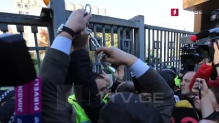 Թբիլիսիում ընդդիմությունը կողպեքով փակել է գլխավոր դատախազության դարպասը