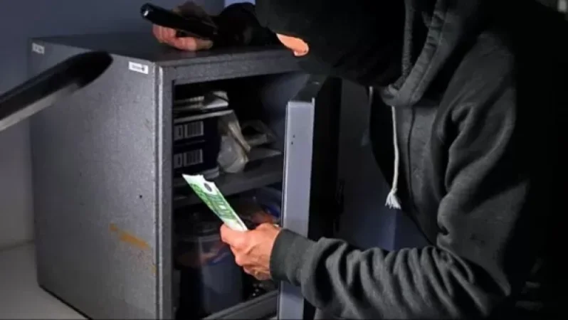 ԱՁ տնօրենի տնից հափշտակել են չհրկիզվող պահարան, ներսում՝ $20 000 և ոսկյա զարդեր