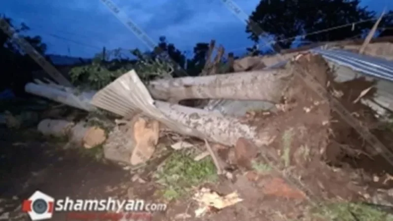 Պտտահողմը Կոտայքի Ակունք գյուղում արմատախիլ է արել հաստաբուն ծառեր, փլուզել քարե պարիսպներ, պոկել տան տանիքներ