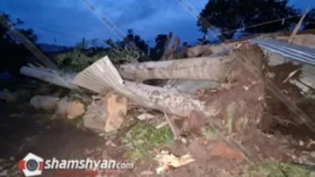 Պտտահողմը Կոտայքի Ակունք գյուղում արմատախիլ է արել հաստաբուն ծառեր, փլուզել քարե պարիսպներ, պոկել տան տանիքներ