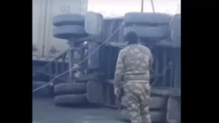 18+. Բերձորի միջանցքում ադրբեջանական բեռնատար է կողաշրջվել