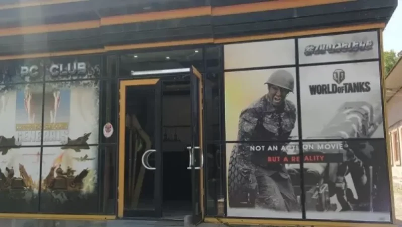 Հերոս Ալբերտի նկարը՝ համակարգչային խաղերի ակումբի պաստառին