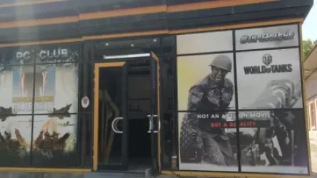 Հերոս Ալբերտի նկարը՝ համակարգչային խաղերի ակումբի պաստառին