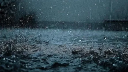 Երեւանում անձրեւաջրերի հետևանքով մայթին փոս է առաջացել