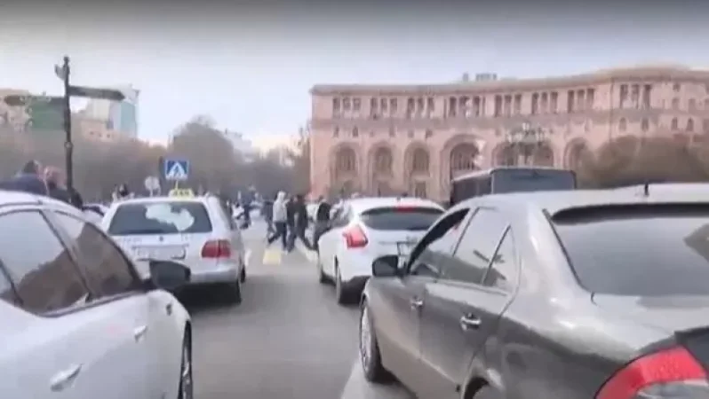 Փաշինյանի հրաժարականի պահանջով ընդդիմության կազմակերպած ավտոերթն ավարտվեց Երևանի Հանրապետության հրապարակում