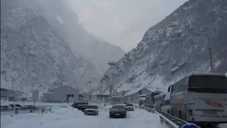 Լարսը բաց է